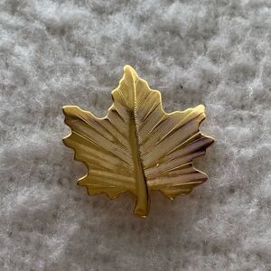 Vintage Small Gold Maple Leaf Pin Brooch